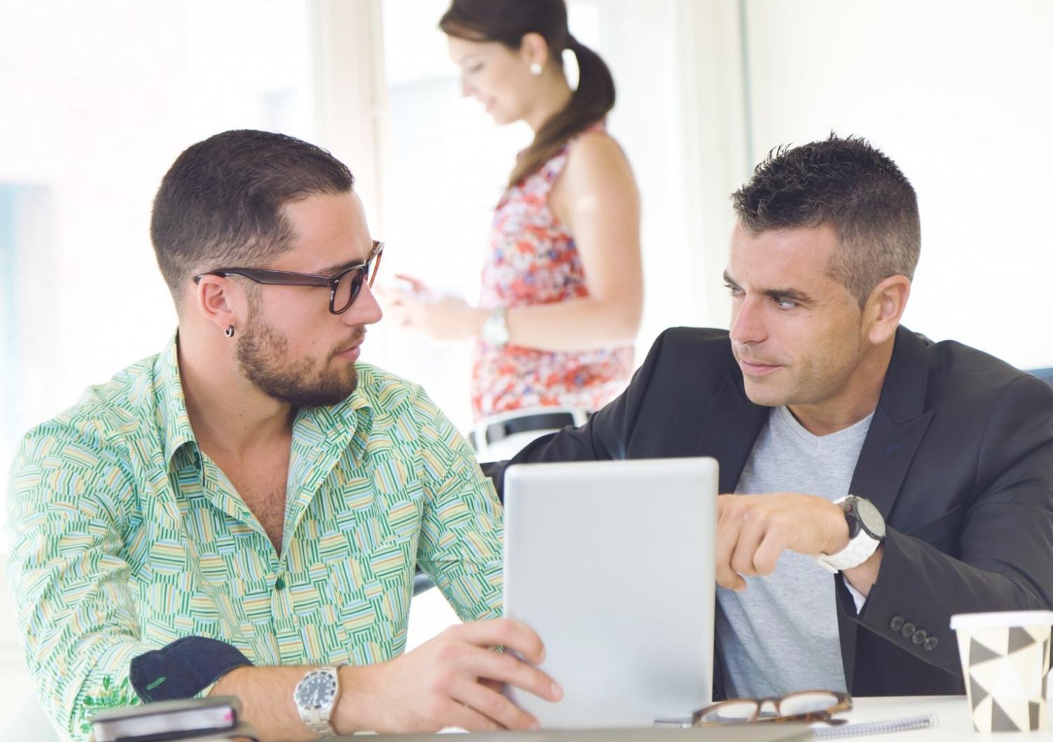 Sesión de planificación empresarial con documentos y análisis financiero