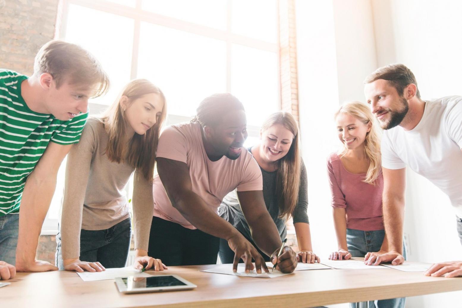 Sesión práctica de planificación empresarial con empresarios analizando datos financieros