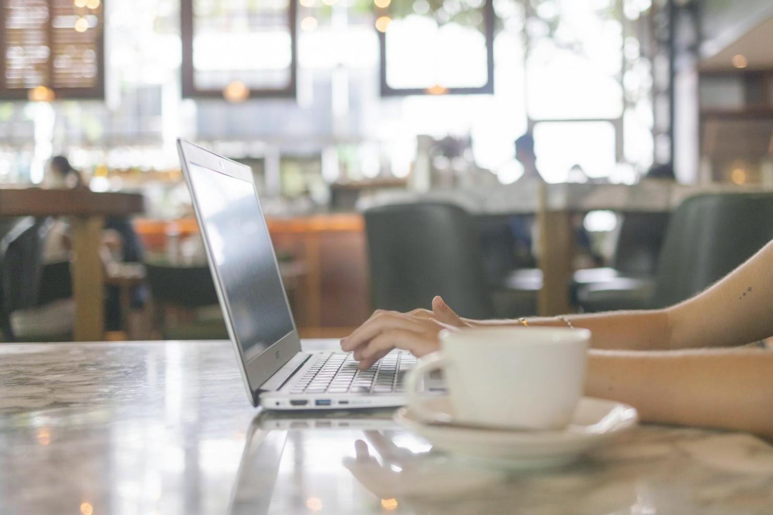 Mesa de trabajo con calculadora, documentos financieros y materiales de planificación empresarial