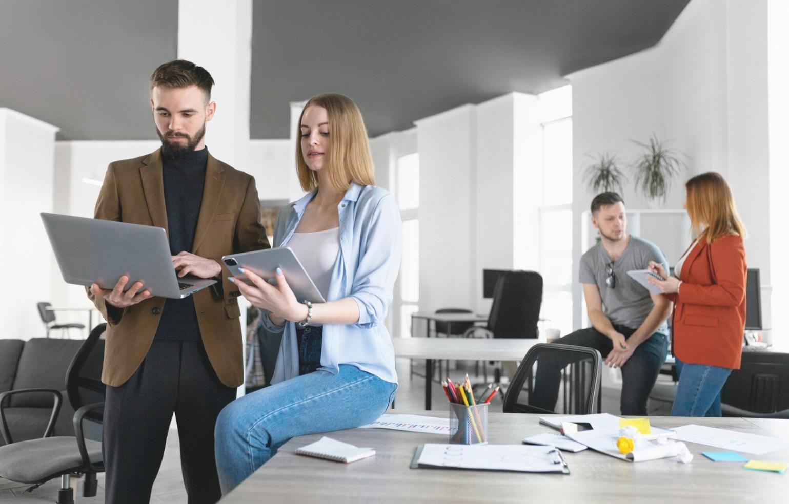 Equipo de dyravexalor trabajando en estrategia empresarial